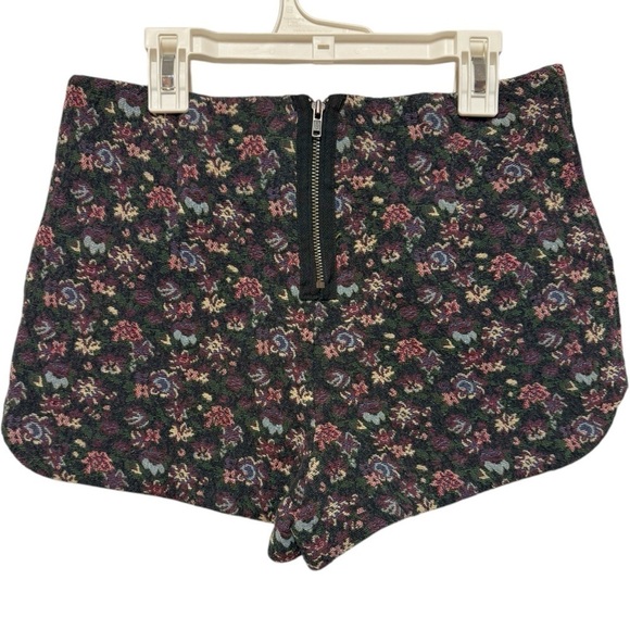 Urban Outfitters Kimchi Blue Floral Tapestry Pin Up High Waist Shorts Size 0 - Picture 2 of 12